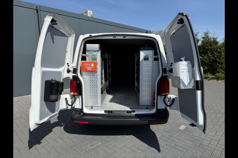 Volkswagen Transporter 2.0 TDI 6.1 / L2H1 / Highline / STOELVERW / 1e EIG. / BOTT INRICHTING / AIRCO / CRUISE / CAMERA / NAVI
