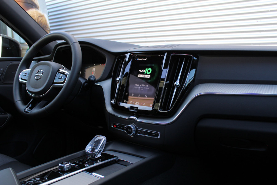 Volvo XC60 2.0 T6 Plug-in hybrid AWD Plus Black Edition | Panoramadak | H&K | 360 camera | Winterpack