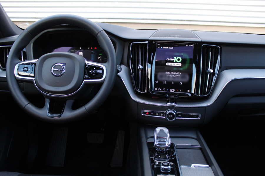 Volvo XC60 2.0 T6 Plug-in hybrid AWD Plus Black Edition | Panoramadak | H&K | 360 camera | Winterpack