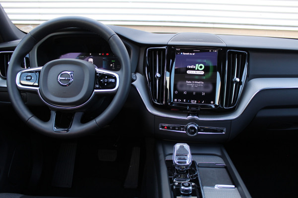 Volvo XC60 2.0 T6 Plug-in hybrid AWD Plus Black Edition | Panoramadak | H&K | 360 camera | Winterpack