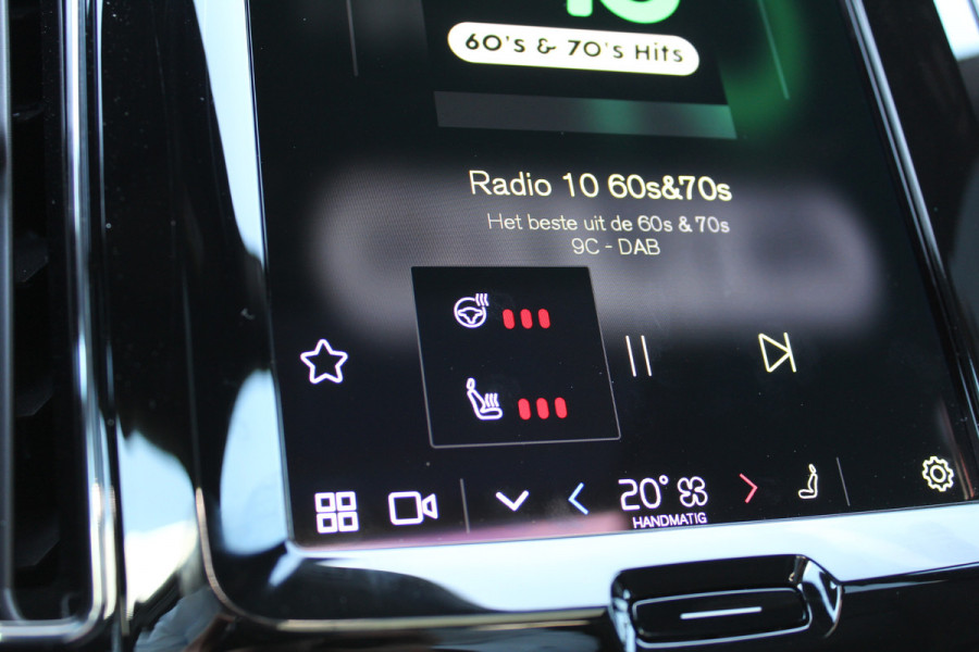 Volvo XC60 2.0 T6 Plug-in hybrid AWD Plus Black Edition | Panoramadak | H&K | 360 camera | Winterpack