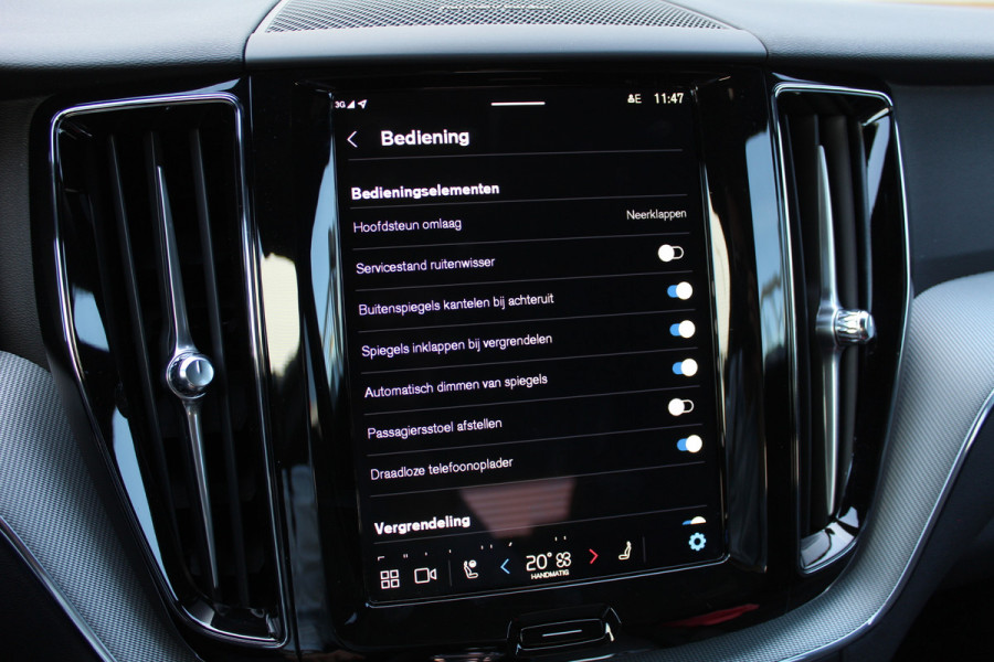 Volvo XC60 2.0 T6 Plug-in hybrid AWD Plus Black Edition | Panoramadak | H&K | 360 camera | Winterpack