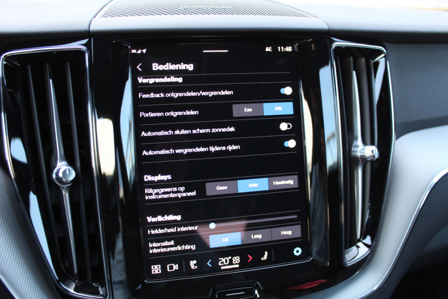 Volvo XC60 2.0 T6 Plug-in hybrid AWD Plus Black Edition | Panoramadak | H&K | 360 camera | Winterpack