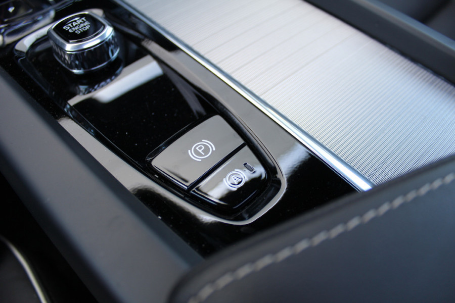 Volvo XC60 2.0 T6 Plug-in hybrid AWD Plus Black Edition | Panoramadak | H&K | 360 camera | Winterpack