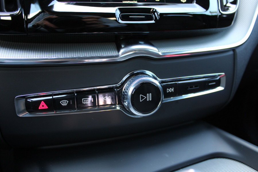 Volvo XC60 2.0 T6 Plug-in hybrid AWD Plus Black Edition | Panoramadak | H&K | 360 camera | Winterpack