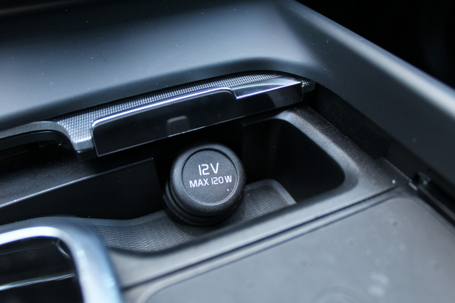 Volvo XC60 2.0 T6 Plug-in hybrid AWD Plus Black Edition | Panoramadak | H&K | 360 camera | Winterpack