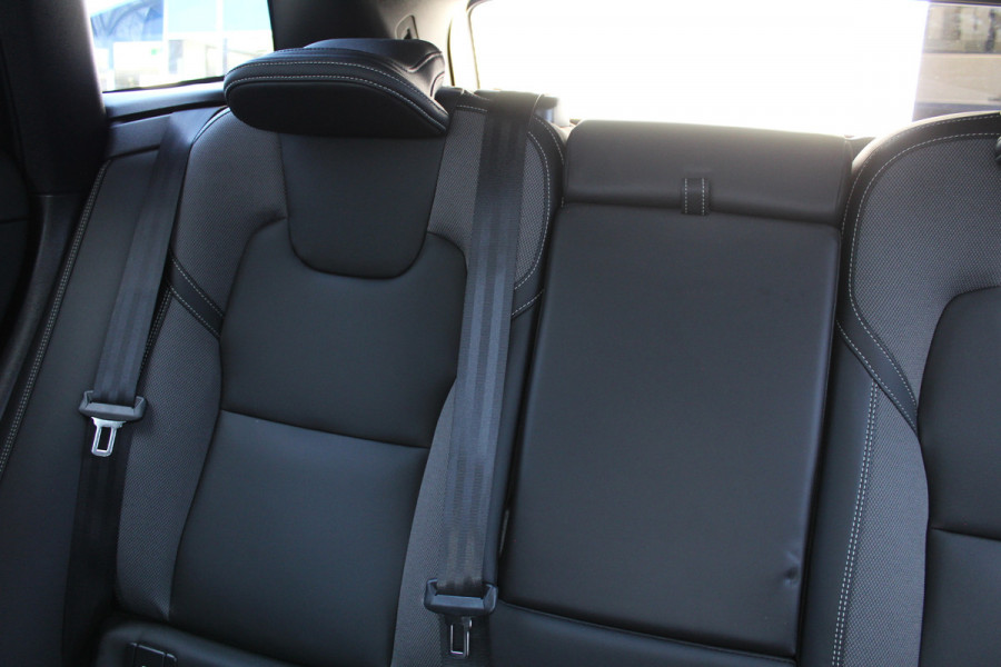 Volvo XC60 2.0 T6 Plug-in hybrid AWD Plus Black Edition | Panoramadak | H&K | 360 camera | Winterpack
