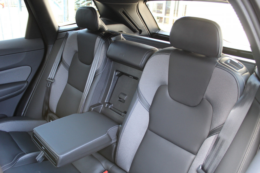 Volvo XC60 2.0 T6 Plug-in hybrid AWD Plus Black Edition | Panoramadak | H&K | 360 camera | Winterpack