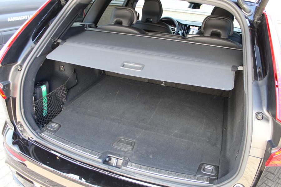 Volvo XC60 2.0 T6 Plug-in hybrid AWD Plus Black Edition | Panoramadak | H&K | 360 camera | Winterpack