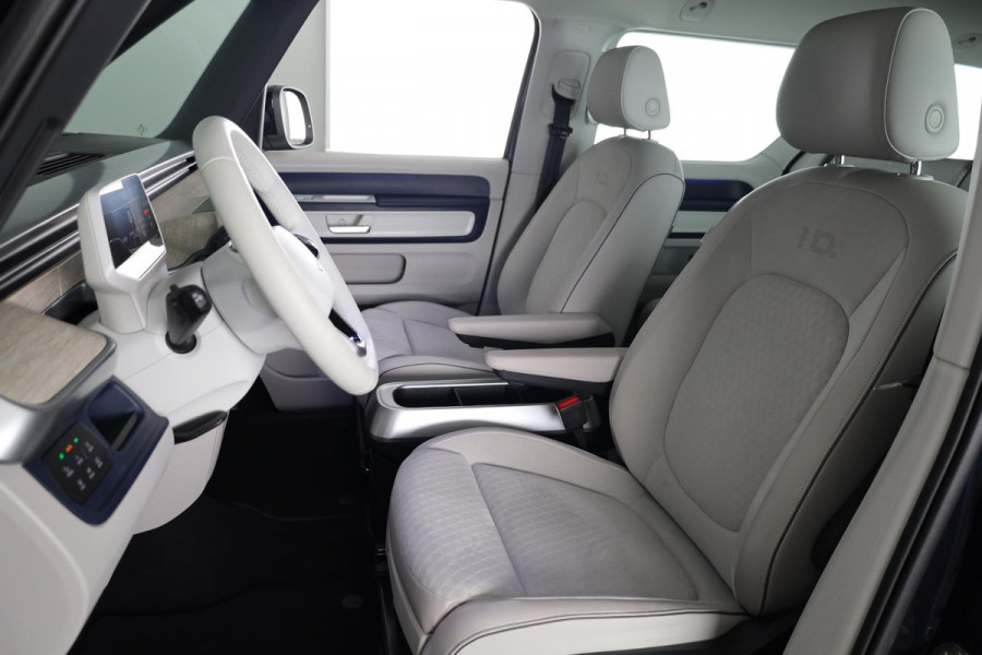 Volkswagen ID. Buzz 1st Max 77kWh 204 pk | Navigatie | Elektr. trekhaak | Parkeersensoren (Park assist) | Rondomzicht camera | Adaptieve cruise control | Stoelverwarming | Elektr. schuifdeuren |