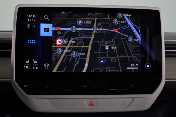 Volkswagen ID. Buzz 1st Max 77kWh 204 pk | Navigatie | Elektr. trekhaak | Parkeersensoren (Park assist) | Rondomzicht camera | Adaptieve cruise control | Stoelverwarming | Elektr. schuifdeuren |