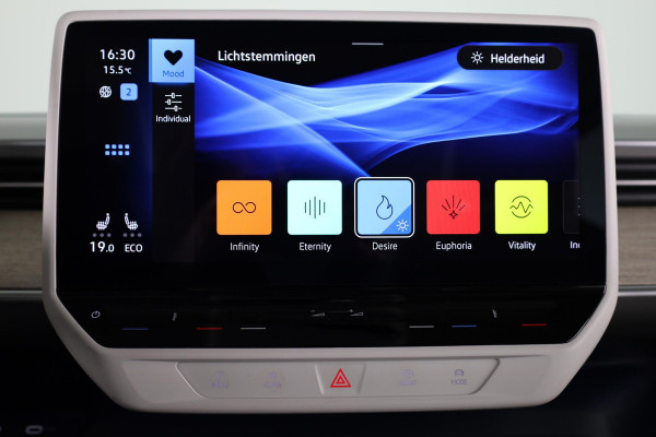 Volkswagen ID. Buzz 1st Max 77kWh 204 pk | Navigatie | Elektr. trekhaak | Parkeersensoren (Park assist) | Rondomzicht camera | Adaptieve cruise control | Stoelverwarming | Elektr. schuifdeuren |