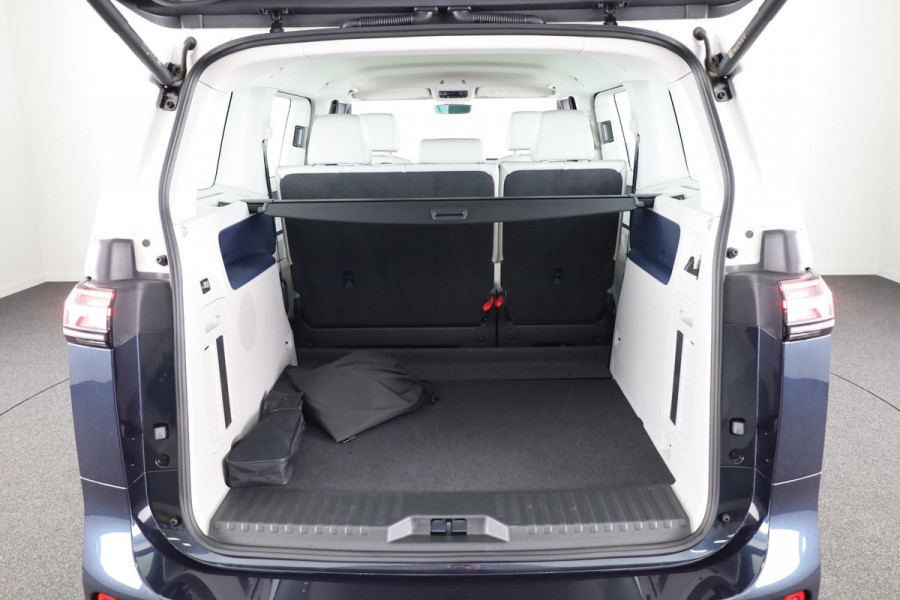 Volkswagen ID. Buzz 1st Max 77kWh 204 pk | Navigatie | Elektr. trekhaak | Parkeersensoren (Park assist) | Rondomzicht camera | Adaptieve cruise control | Stoelverwarming | Elektr. schuifdeuren |