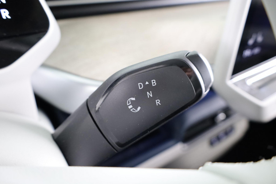 Volkswagen ID. Buzz 1st Max 77kWh 204 pk | Navigatie | Elektr. trekhaak | Parkeersensoren (Park assist) | Rondomzicht camera | Adaptieve cruise control | Stoelverwarming | Elektr. schuifdeuren |