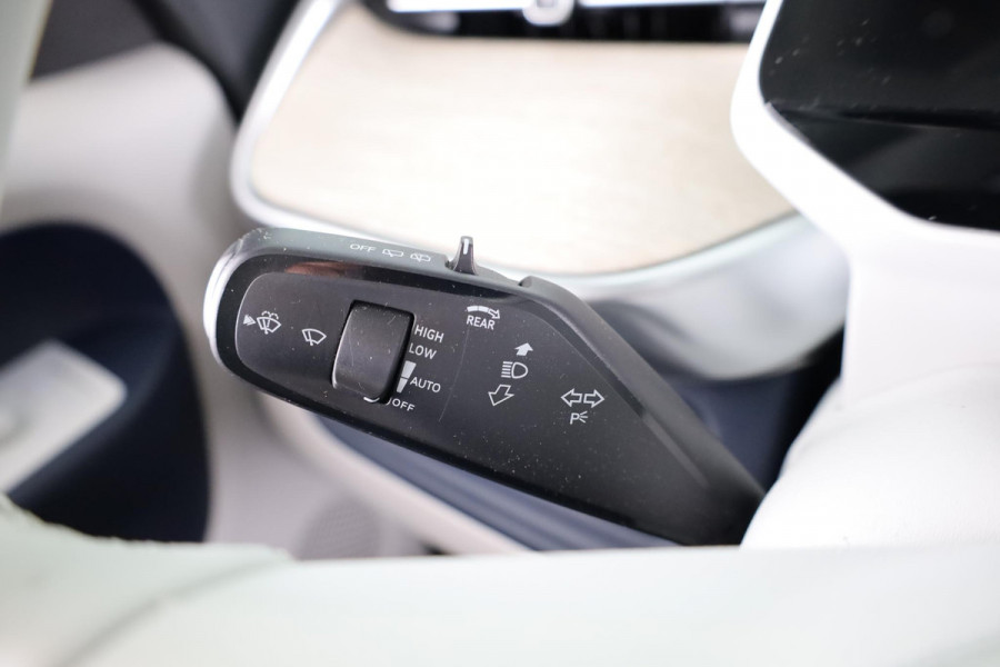 Volkswagen ID. Buzz 1st Max 77kWh 204 pk | Navigatie | Elektr. trekhaak | Parkeersensoren (Park assist) | Rondomzicht camera | Adaptieve cruise control | Stoelverwarming | Elektr. schuifdeuren |