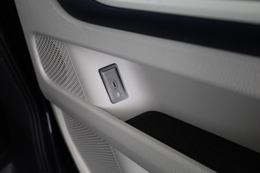 Volkswagen ID. Buzz 1st Max 77kWh 204 pk | Navigatie | Elektr. trekhaak | Parkeersensoren (Park assist) | Rondomzicht camera | Adaptieve cruise control | Stoelverwarming | Elektr. schuifdeuren |