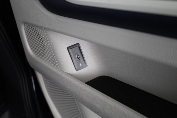 Volkswagen ID. Buzz 1st Max 77kWh 204 pk | Navigatie | Elektr. trekhaak | Parkeersensoren (Park assist) | Rondomzicht camera | Adaptieve cruise control | Stoelverwarming | Elektr. schuifdeuren |