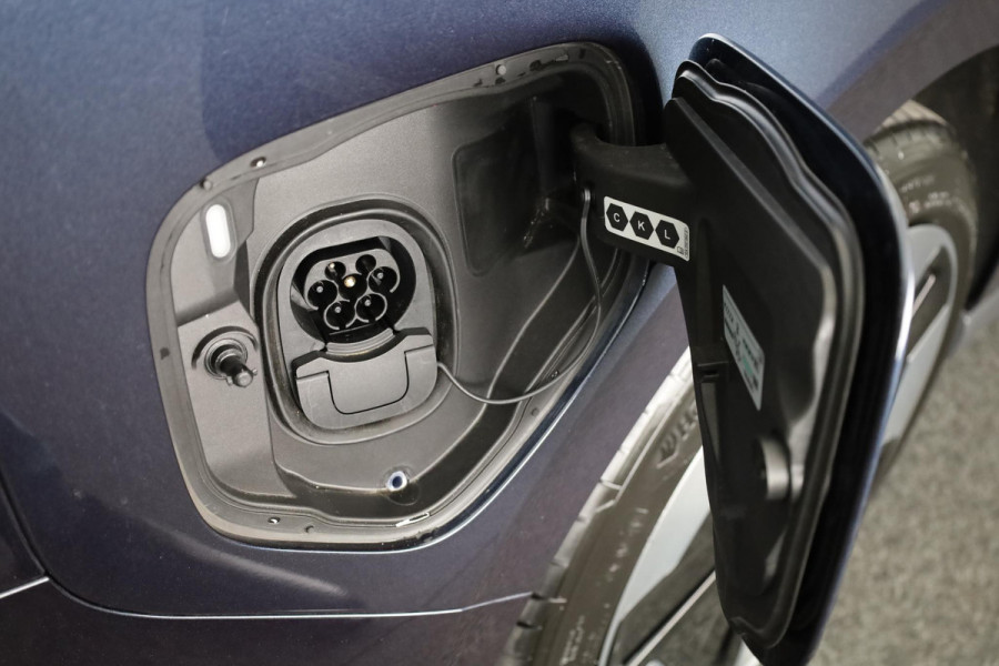 Volkswagen ID. Buzz 1st Max 77kWh 204 pk | Navigatie | Elektr. trekhaak | Parkeersensoren (Park assist) | Rondomzicht camera | Adaptieve cruise control | Stoelverwarming | Elektr. schuifdeuren |