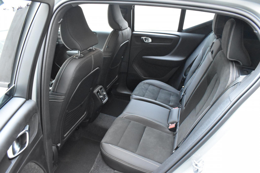 Volvo XC40 B4 211PK Automaat Plus Dark / Lighting Pack / Pixel led / 20'' Velgen / Donker getint glas