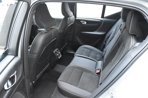 Volvo XC40 B4 211PK Automaat Plus Dark / Lighting Pack / Pixel led / 20'' Velgen / Donker getint glas