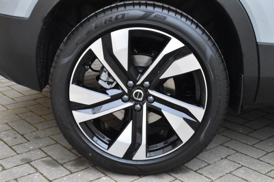 Volvo XC40 B4 211PK Automaat Plus Dark / Lighting Pack / Pixel led / 20'' Velgen / Donker getint glas