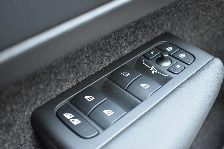 Volvo XC40 B4 211PK Automaat Plus Dark / Lighting Pack / Pixel led / 20'' Velgen / Donker getint glas
