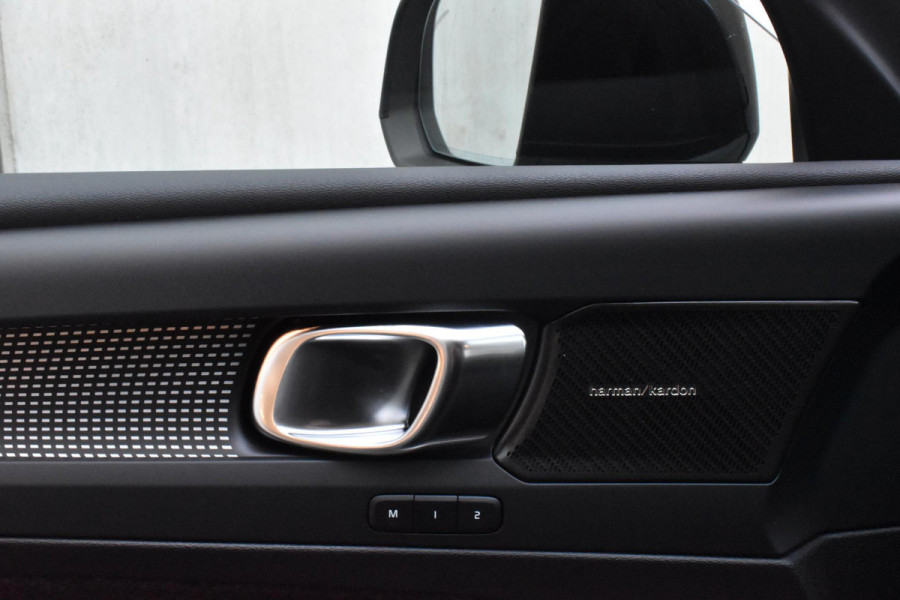 Volvo XC40 B4 211PK Automaat Plus Dark / Lighting Pack / Pixel led / 20'' Velgen / Donker getint glas