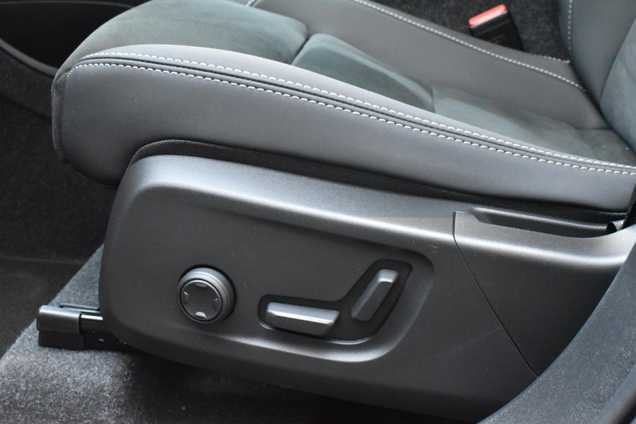 Volvo XC40 B4 211PK Automaat Plus Dark / Lighting Pack / Pixel led / 20'' Velgen / Donker getint glas