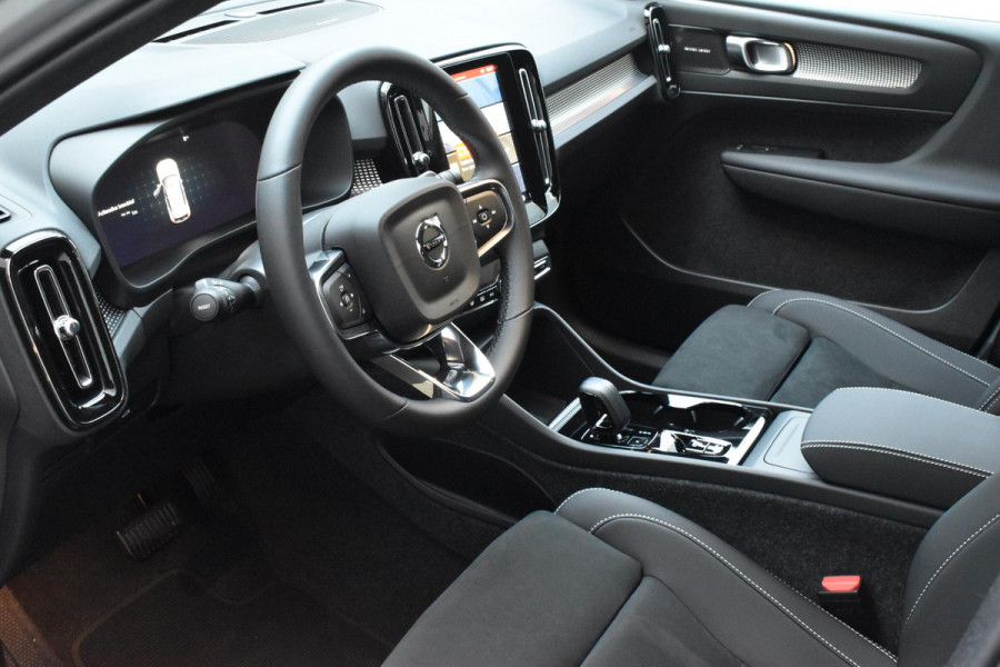 Volvo XC40 B4 211PK Automaat Plus Dark / Lighting Pack / Pixel led / 20'' Velgen / Donker getint glas