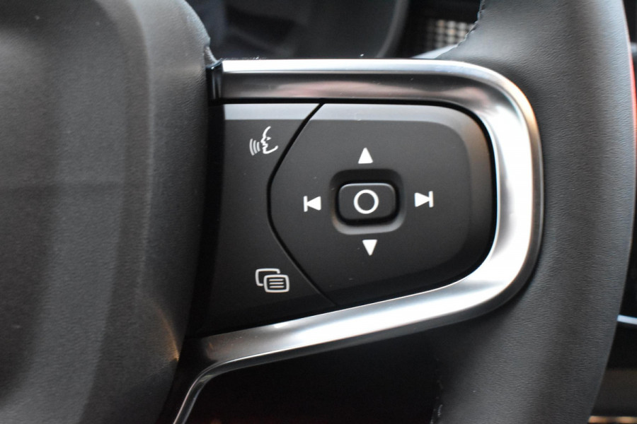 Volvo XC40 B4 211PK Automaat Plus Dark / Lighting Pack / Pixel led / 20'' Velgen / Donker getint glas