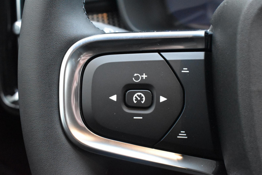 Volvo XC40 B4 211PK Automaat Plus Dark / Lighting Pack / Pixel led / 20'' Velgen / Donker getint glas
