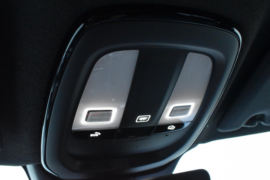 Volvo XC40 B4 211PK Automaat Plus Dark / Lighting Pack / Pixel led / 20'' Velgen / Donker getint glas