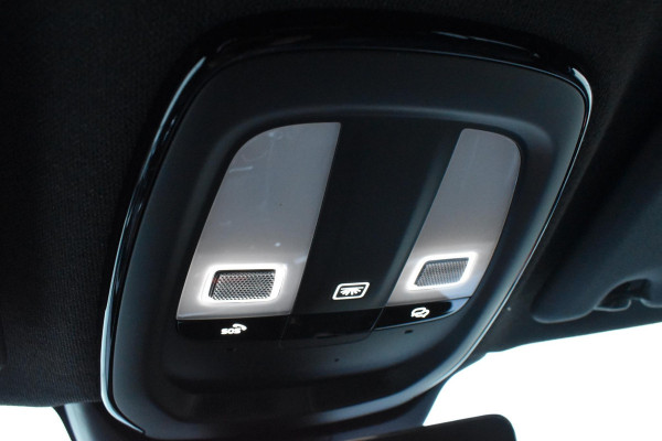 Volvo XC40 B4 211PK Automaat Plus Dark / Lighting Pack / Pixel led / 20'' Velgen / Donker getint glas