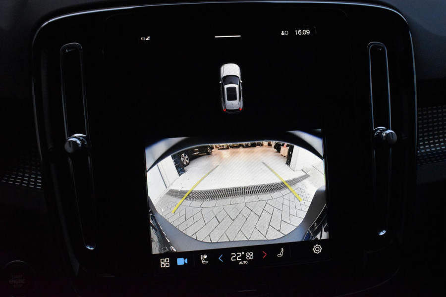 Volvo XC40 B4 211PK Automaat Plus Dark / Lighting Pack / Pixel led / 20'' Velgen / Donker getint glas