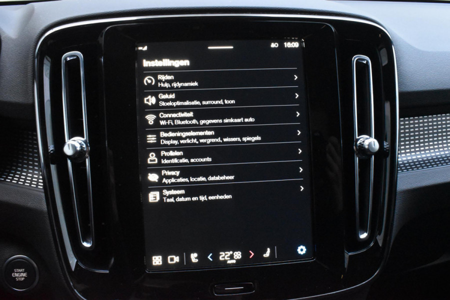 Volvo XC40 B4 211PK Automaat Plus Dark / Lighting Pack / Pixel led / 20'' Velgen / Donker getint glas