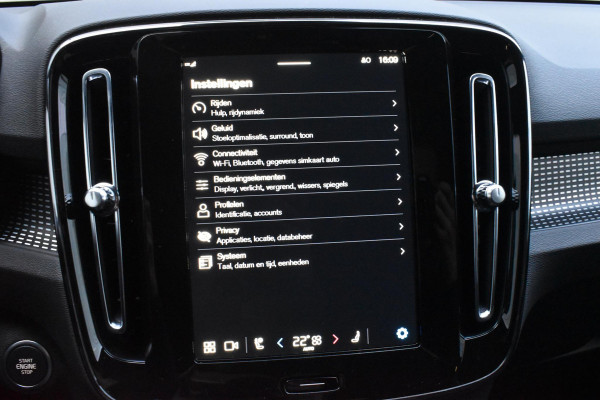 Volvo XC40 B4 211PK Automaat Plus Dark / Lighting Pack / Pixel led / 20'' Velgen / Donker getint glas