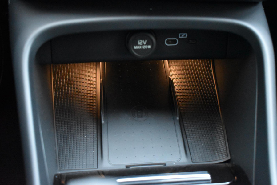 Volvo XC40 B4 211PK Automaat Plus Dark / Lighting Pack / Pixel led / 20'' Velgen / Donker getint glas