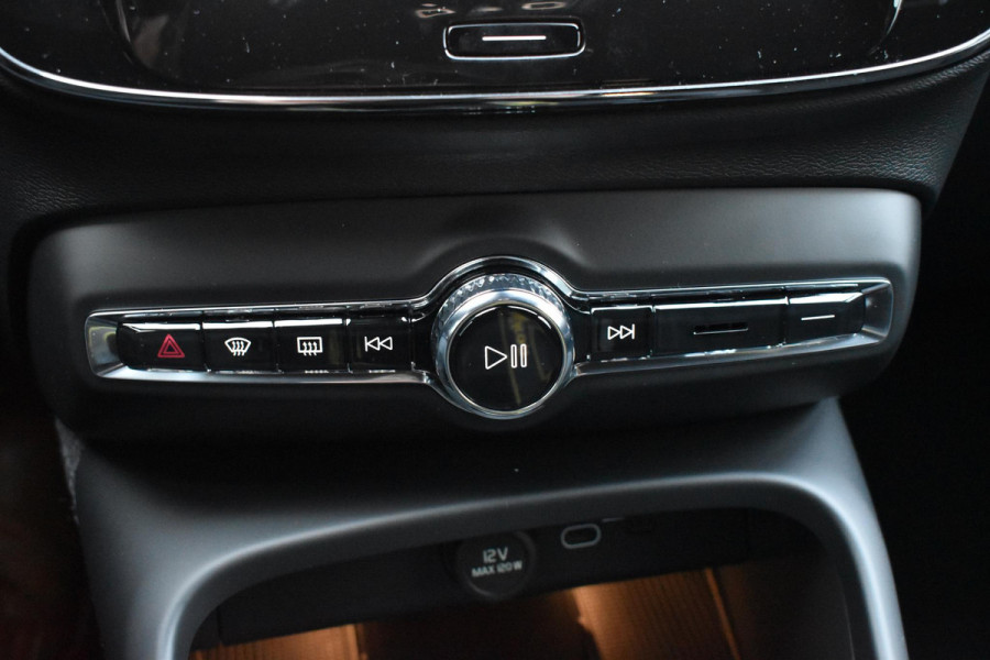 Volvo XC40 B4 211PK Automaat Plus Dark / Lighting Pack / Pixel led / 20'' Velgen / Donker getint glas
