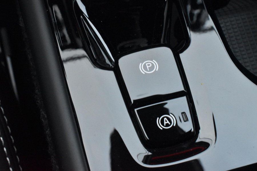 Volvo XC40 B4 211PK Automaat Plus Dark / Lighting Pack / Pixel led / 20'' Velgen / Donker getint glas