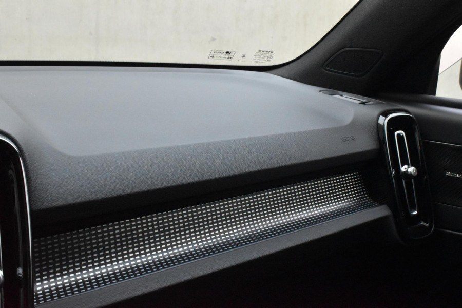 Volvo XC40 B4 211PK Automaat Plus Dark / Lighting Pack / Pixel led / 20'' Velgen / Donker getint glas