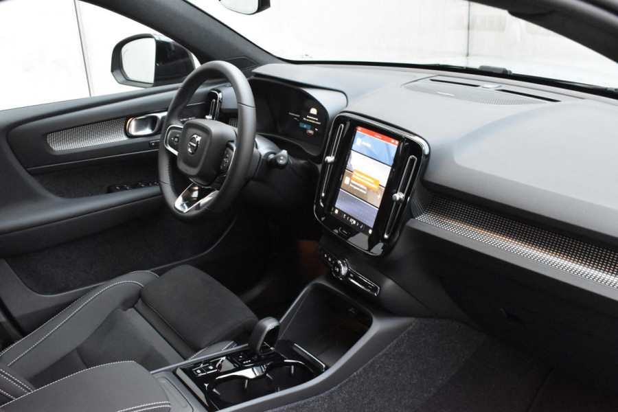 Volvo XC40 B4 211PK Automaat Plus Dark / Lighting Pack / Pixel led / 20'' Velgen / Donker getint glas
