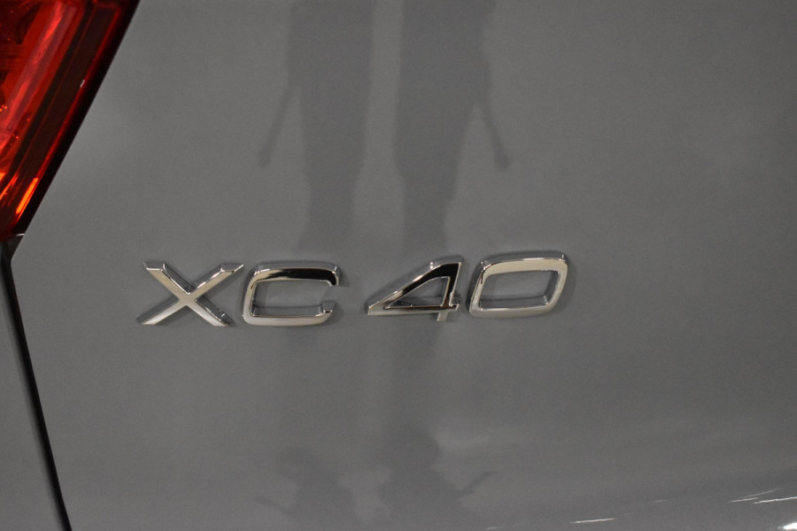 Volvo XC40 B4 211PK Automaat Plus Dark / Lighting Pack / Pixel led / 20'' Velgen / Donker getint glas