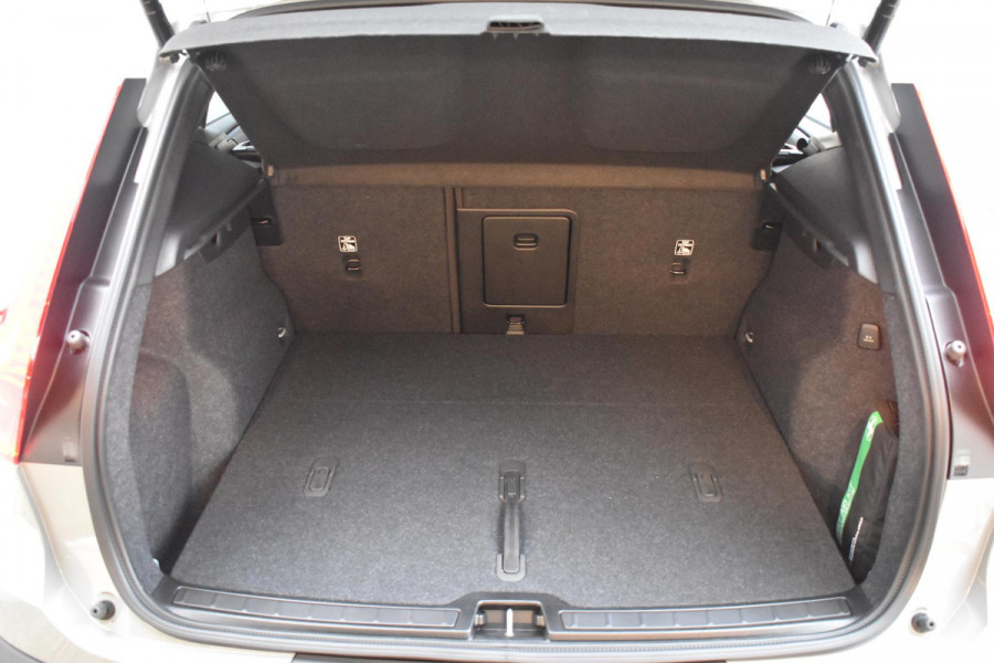 Volvo XC40 B4 211PK Automaat Plus Dark / Lighting Pack / Pixel led / 20'' Velgen / Donker getint glas