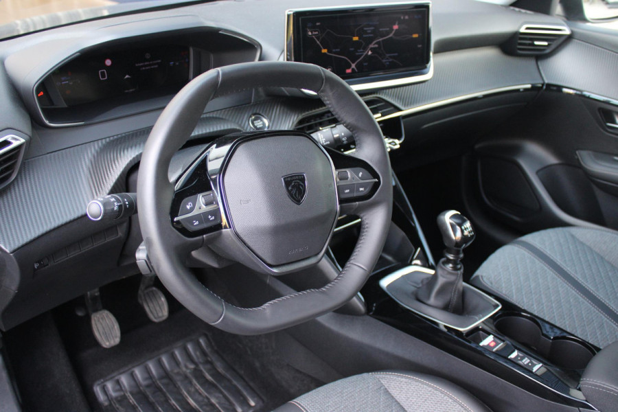 Peugeot 208 1.2 100PK ALLURE | CAMERA VOOR + ACHTER | KEYLESS ENTRY/START | DODEHOEK DETECTIE | NAVIGATIE | DRAADLOZE APPLE CARPLAY/ANDROID AUTO | PARKEERSENSOREN VOOR + ACHTER | ADAPTIVE CRUISE CONTROL | DAB+ RADIO | LED KOPLAMPEN |