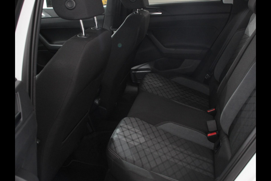 Volkswagen Polo 1.0 TSI DSG R-Line Navigatie Apple Carplay/Android Auto Adaptive Cruise Control Parkeersensoren Stoelverwarming Virtual Cockpit Ledverlichting Climate Control