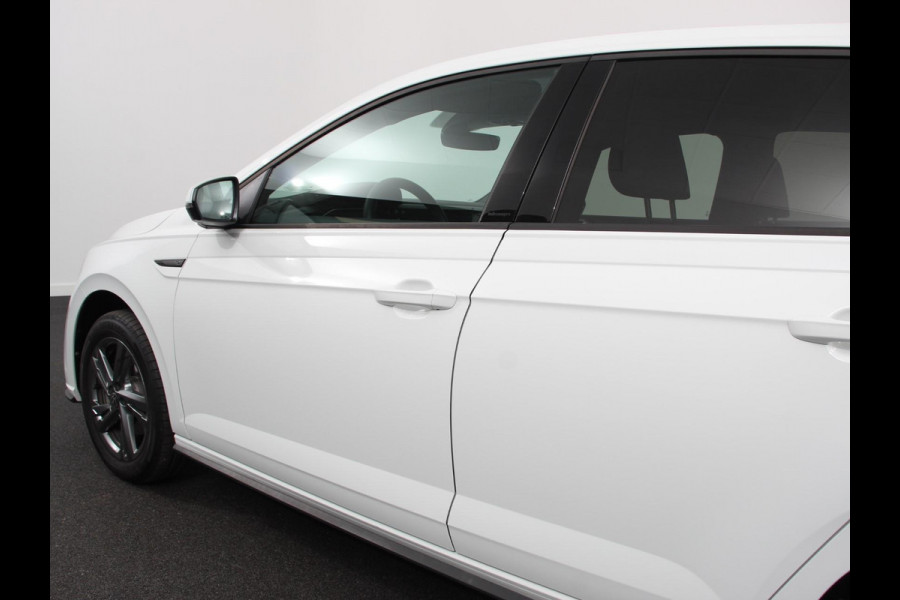 Volkswagen Polo 1.0 TSI DSG R-Line Navigatie Apple Carplay/Android Auto Adaptive Cruise Control Parkeersensoren Stoelverwarming Virtual Cockpit Ledverlichting Climate Control