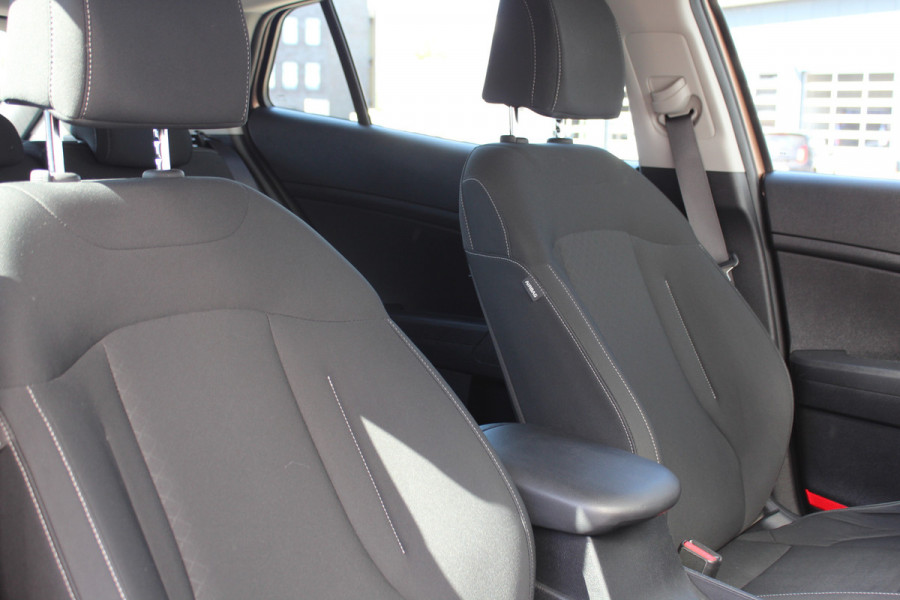 Kia Sportage 1.6-150pk T-GDi MHEV ComfortLine. Keurig nette Kia, trekgewicht 1.650kg ! Trekhaak, metallic lak, LM wielen,