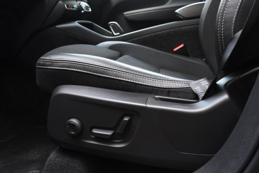 Volvo XC40 T4 190PK R-Design / Navigatie / Camera / Elektrische Stoelen / Adaptieve Cruisecontrol / Elektrische Achterklep / LM Velgen / Trekhaak /