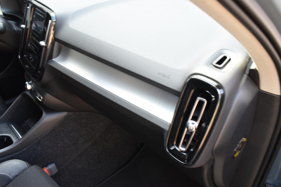 Volvo XC40 T4 190PK R-Design / Navigatie / Camera / Elektrische Stoelen / Adaptieve Cruisecontrol / Elektrische Achterklep / LM Velgen / Trekhaak /