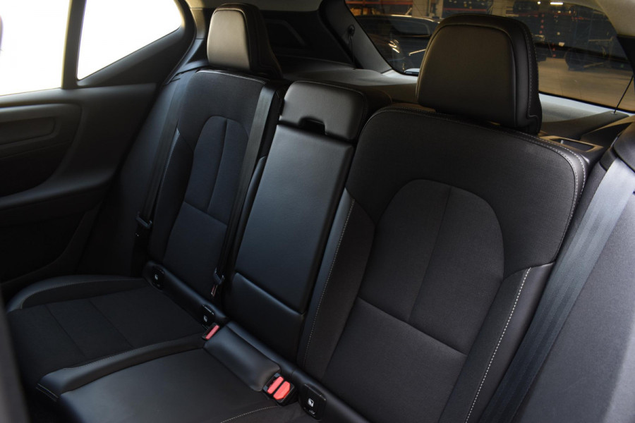 Volvo XC40 T4 190PK R-Design / Navigatie / Camera / Elektrische Stoelen / Adaptieve Cruisecontrol / Elektrische Achterklep / LM Velgen / Trekhaak /